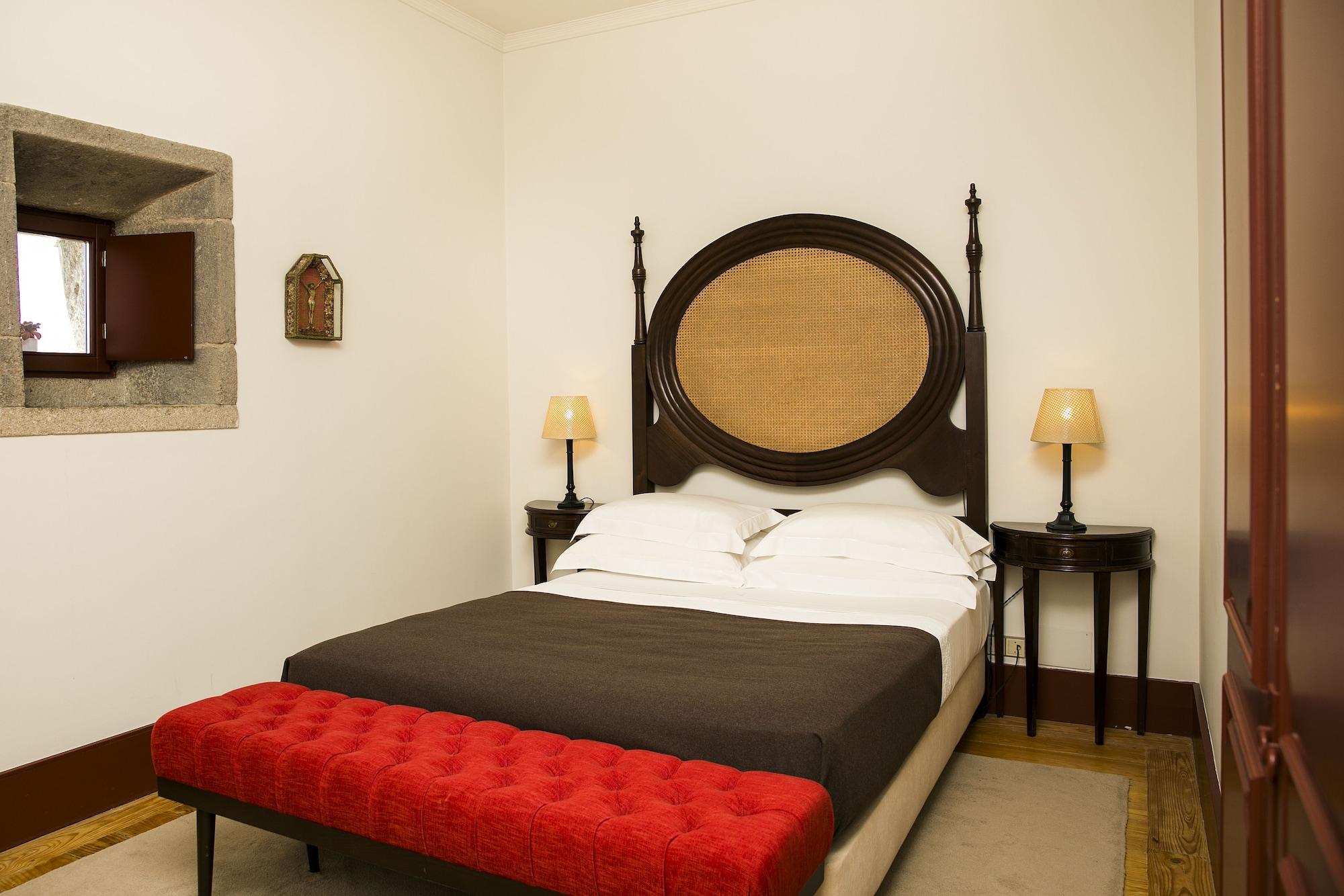 โปอูซาดา มอสเตอิโร เดอ กิมาราเอส- โมนิวเมนต์ โฮเต็ล Hotel กิมาไรส์ ภายนอก รูปภาพ A room at the hotel