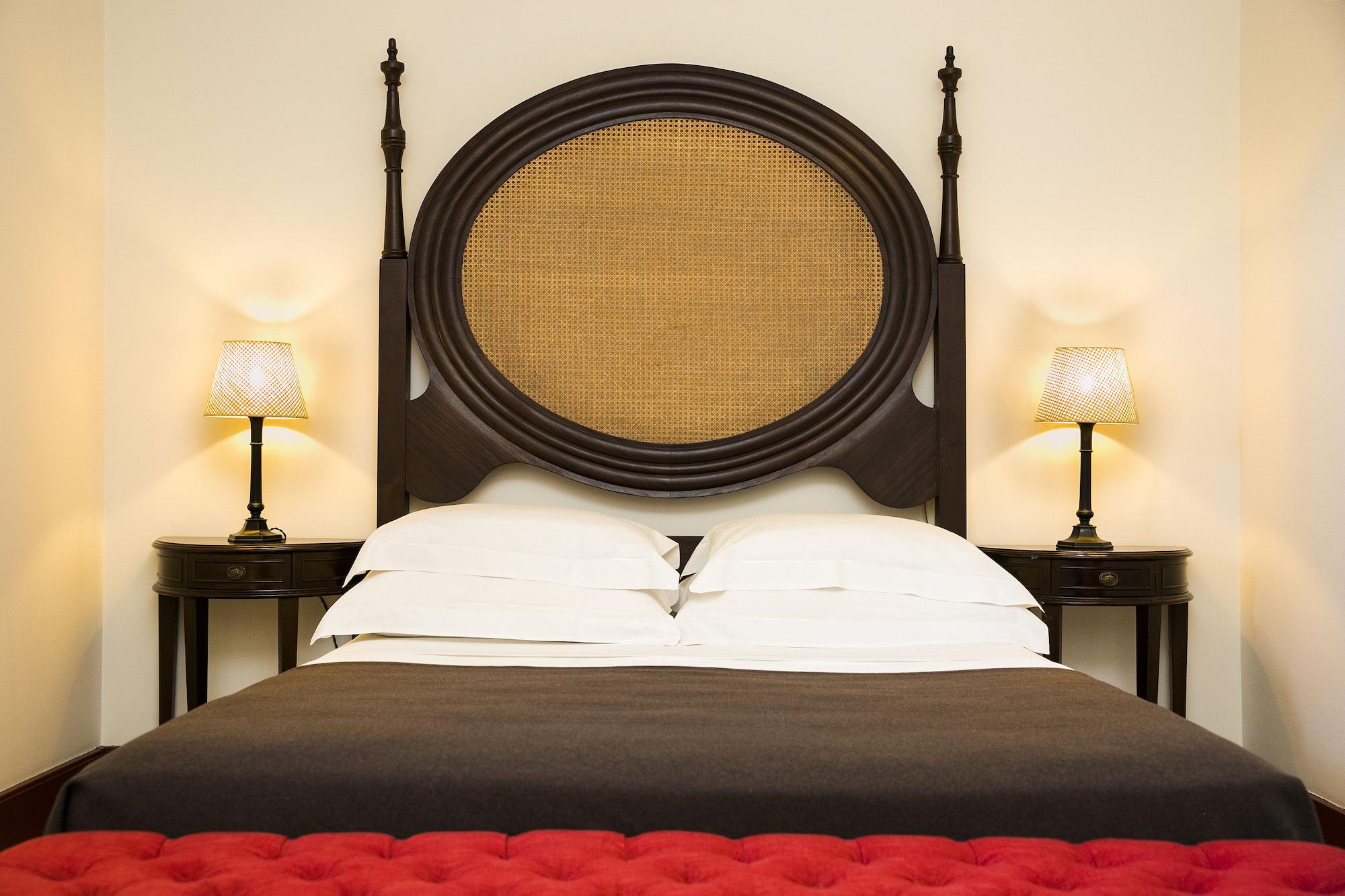 โปอูซาดา มอสเตอิโร เดอ กิมาราเอส- โมนิวเมนต์ โฮเต็ล Hotel กิมาไรส์ ภายนอก รูปภาพ A bed with a headboard