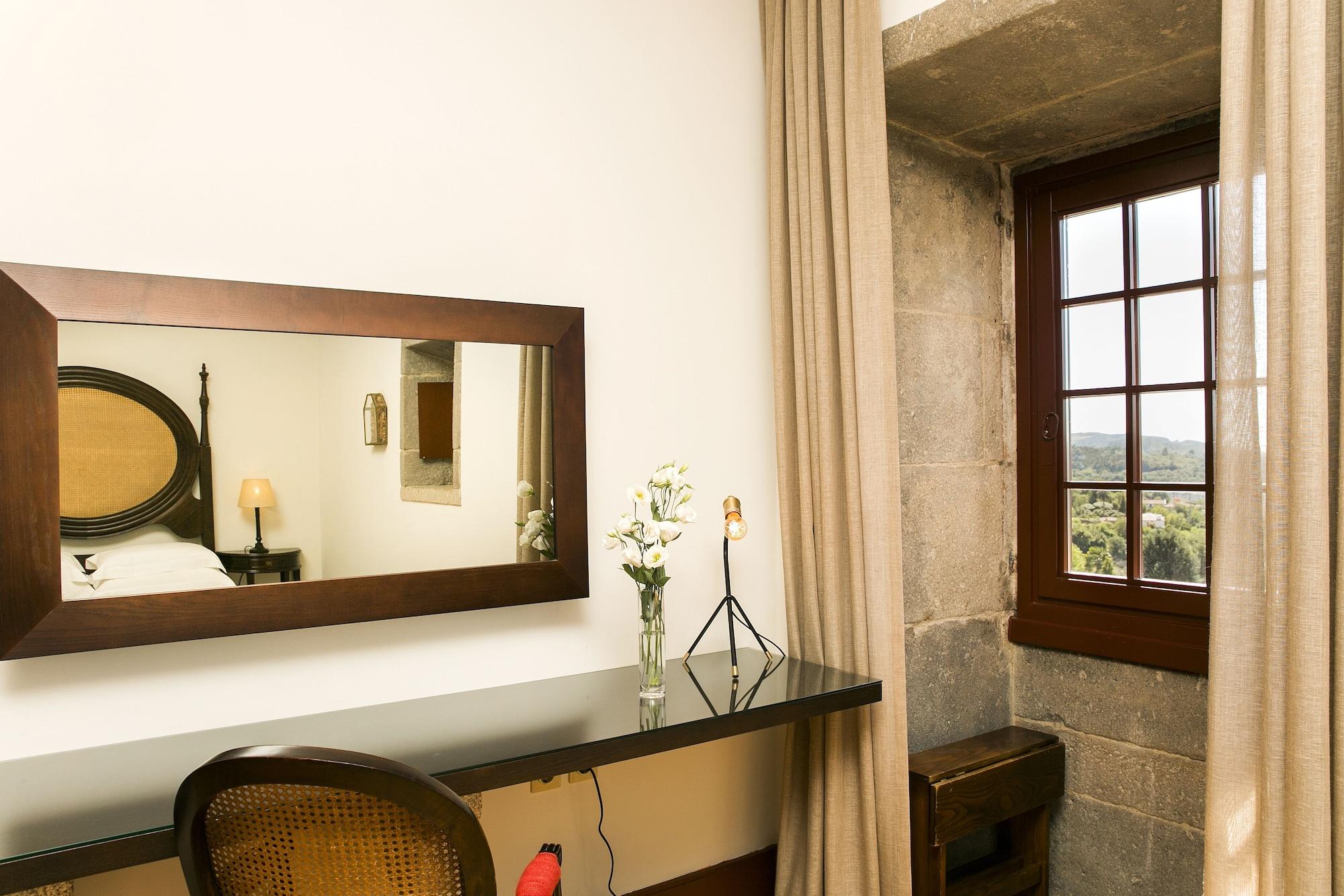 โปอูซาดา มอสเตอิโร เดอ กิมาราเอส- โมนิวเมนต์ โฮเต็ล Hotel กิมาไรส์ ภายนอก รูปภาพ A room at the hotel