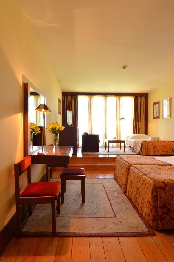 โปอูซาดา มอสเตอิโร เดอ กิมาราเอส- โมนิวเมนต์ โฮเต็ล Hotel กิมาไรส์ ภายนอก รูปภาพ A room at the hotel