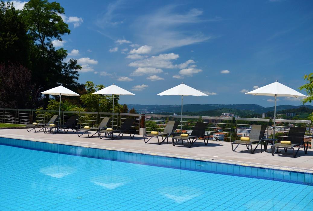 โปอูซาดา มอสเตอิโร เดอ กิมาราเอส- โมนิวเมนต์ โฮเต็ล Hotel กิมาไรส์ ภายนอก รูปภาพ The swimming pool at the Hotel