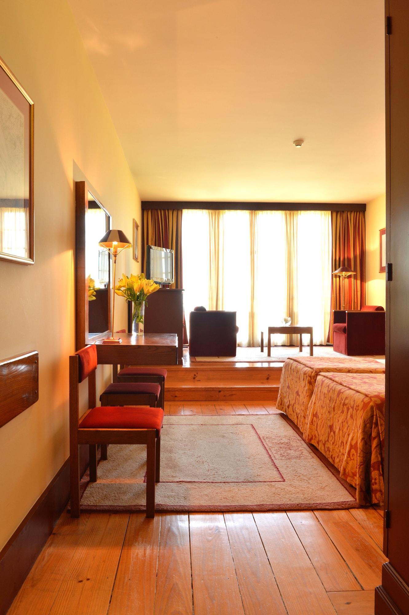 โปอูซาดา มอสเตอิโร เดอ กิมาราเอส- โมนิวเมนต์ โฮเต็ล Hotel กิมาไรส์ ภายนอก รูปภาพ A room at the Hotel de la Ville