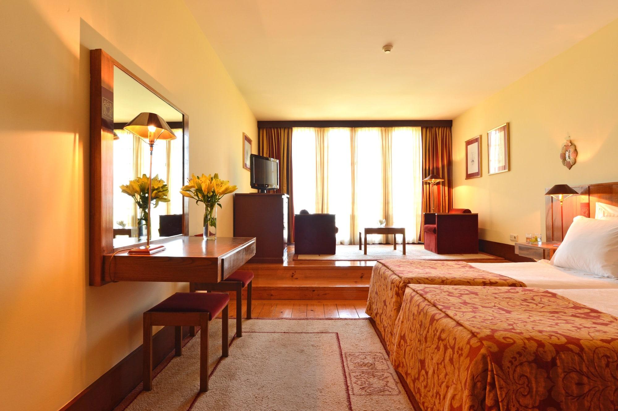 โปอูซาดา มอสเตอิโร เดอ กิมาราเอส- โมนิวเมนต์ โฮเต็ล Hotel กิมาไรส์ ภายนอก รูปภาพ A room at the hotel