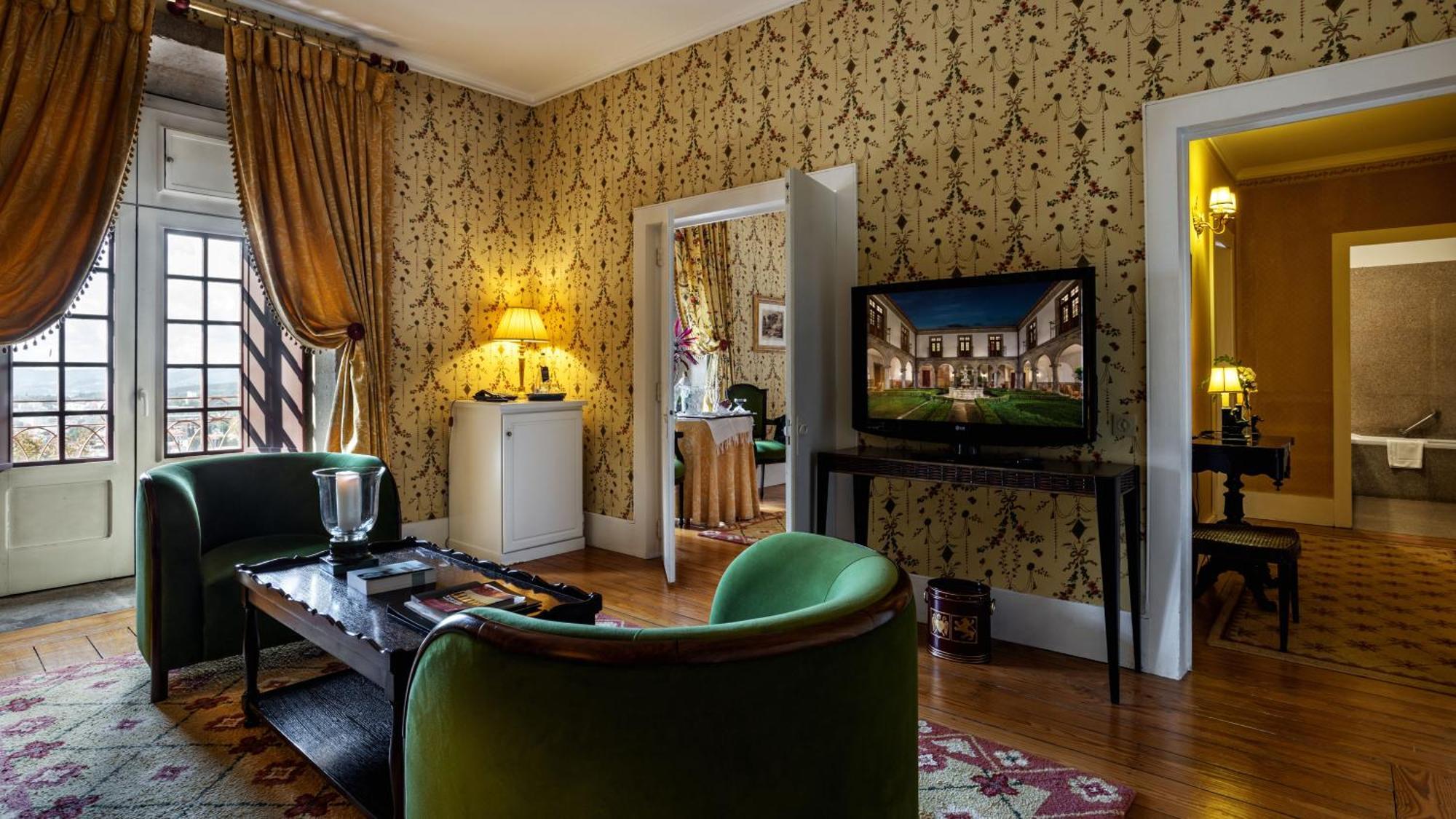 โปอูซาดา มอสเตอิโร เดอ กิมาราเอส- โมนิวเมนต์ โฮเต็ล Hotel กิมาไรส์ ภายนอก รูปภาพ A suite at the hotel