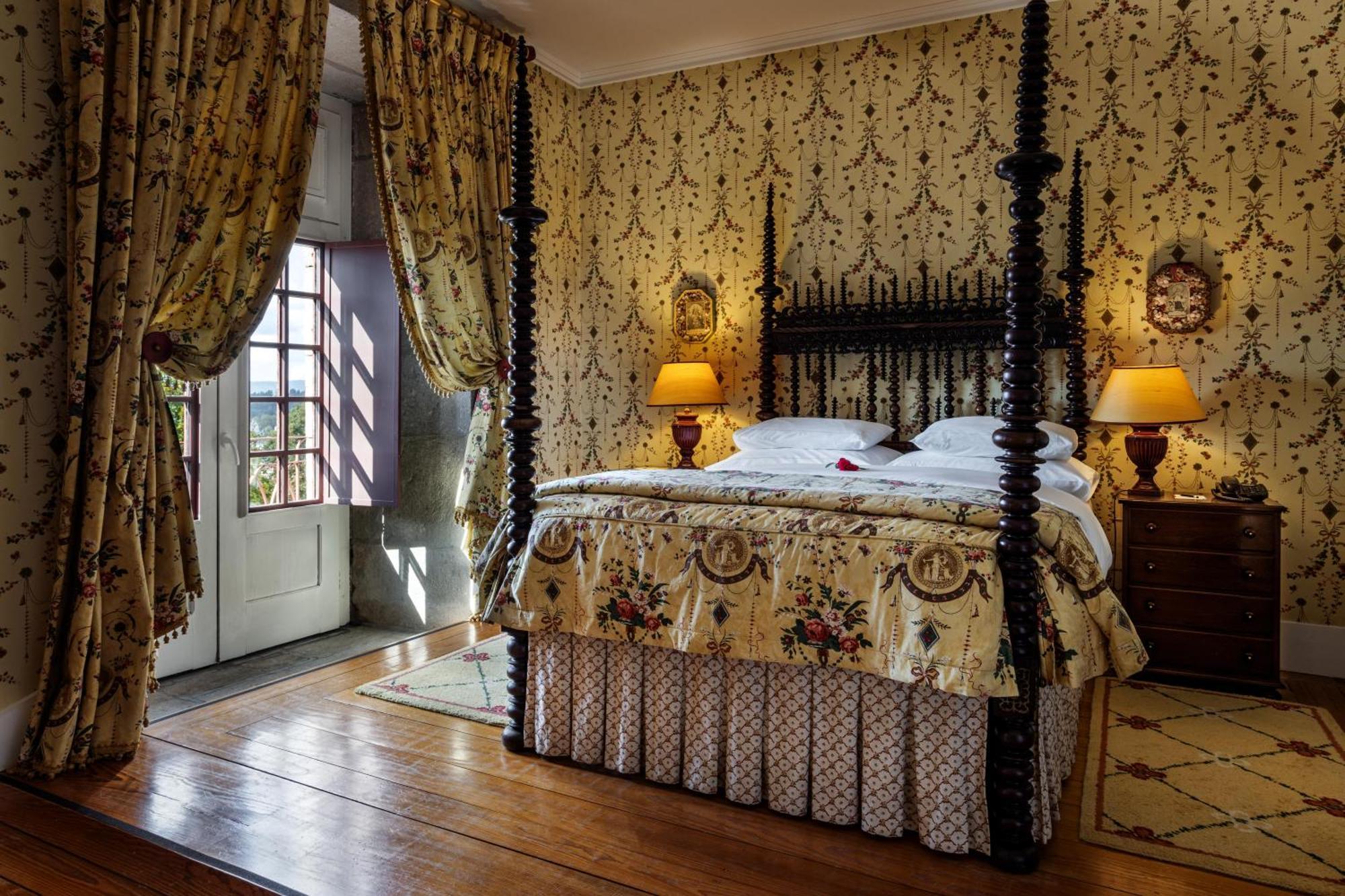 โปอูซาดา มอสเตอิโร เดอ กิมาราเอส- โมนิวเมนต์ โฮเต็ล Hotel กิมาไรส์ ภายนอก รูปภาพ The bedroom of the hotel