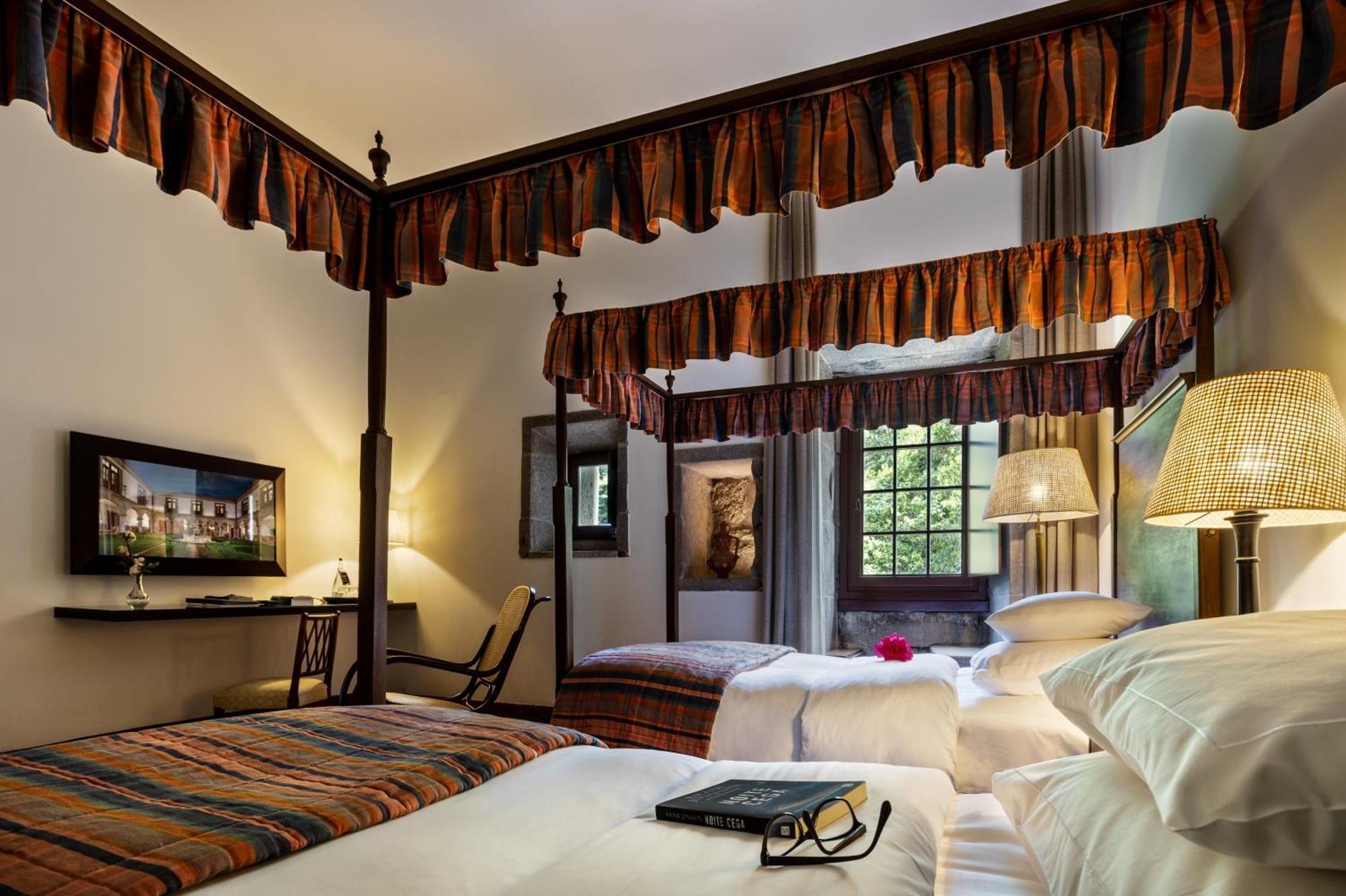 โปอูซาดา มอสเตอิโร เดอ กิมาราเอส- โมนิวเมนต์ โฮเต็ล Hotel กิมาไรส์ ภายนอก รูปภาพ A room at the hotel