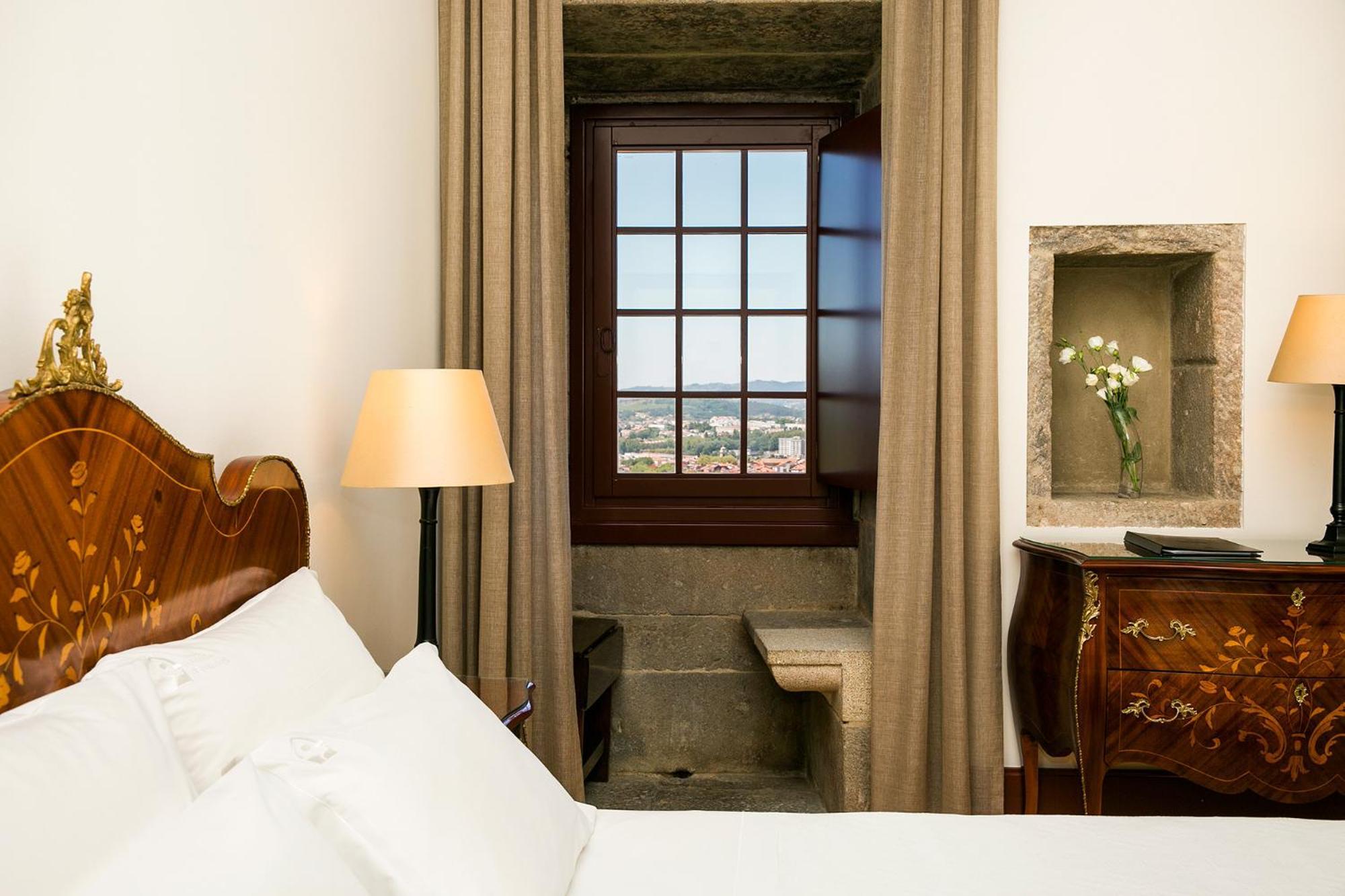 โปอูซาดา มอสเตอิโร เดอ กิมาราเอส- โมนิวเมนต์ โฮเต็ล Hotel กิมาไรส์ ภายนอก รูปภาพ A room at the Hotel
