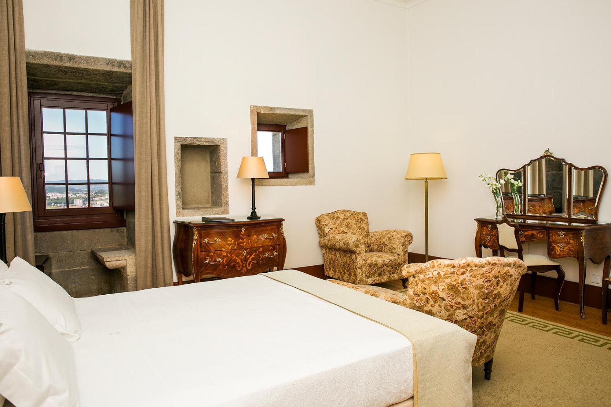โปอูซาดา มอสเตอิโร เดอ กิมาราเอส- โมนิวเมนต์ โฮเต็ล Hotel กิมาไรส์ ภายนอก รูปภาพ A bedroom at the Hotel