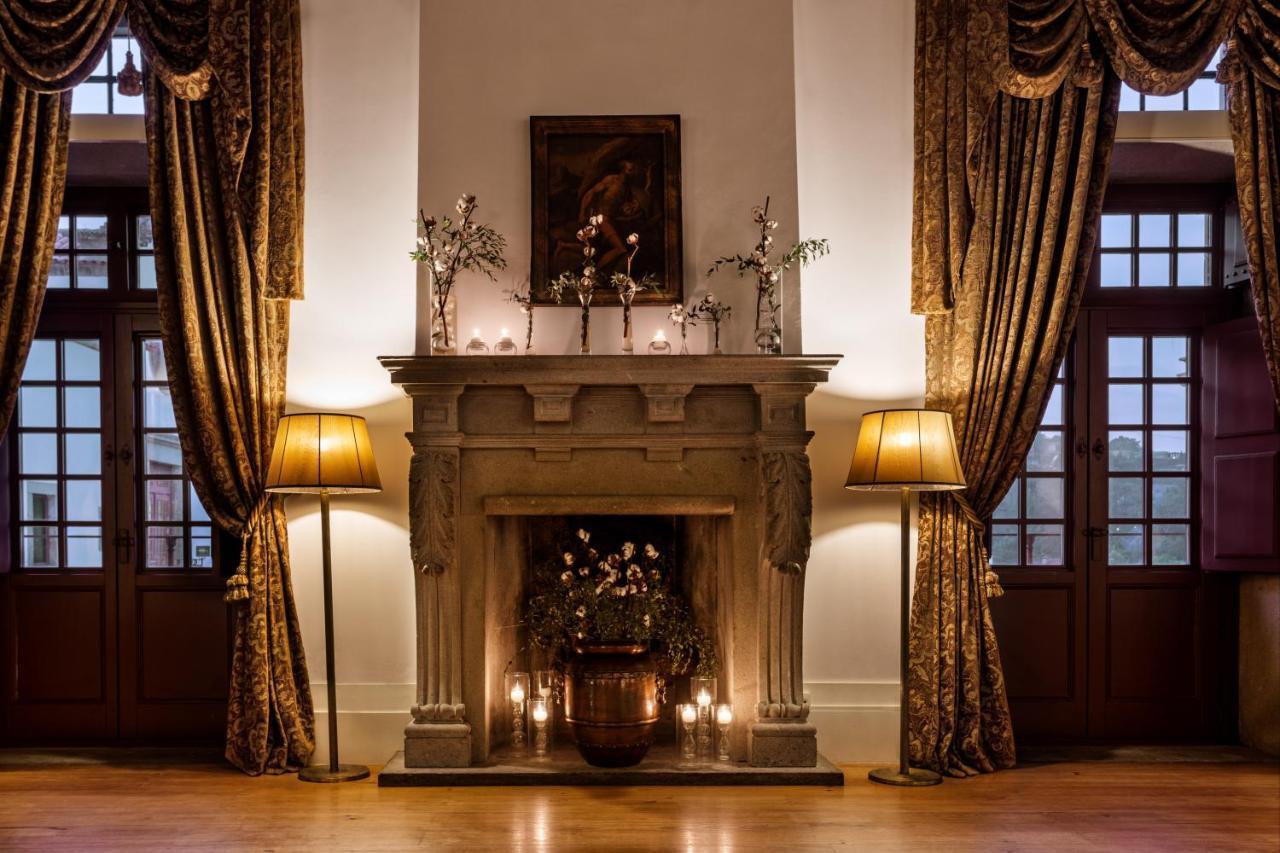โปอูซาดา มอสเตอิโร เดอ กิมาราเอส- โมนิวเมนต์ โฮเต็ล Hotel กิมาไรส์ ภายนอก รูปภาพ The fireplace in the ballroom