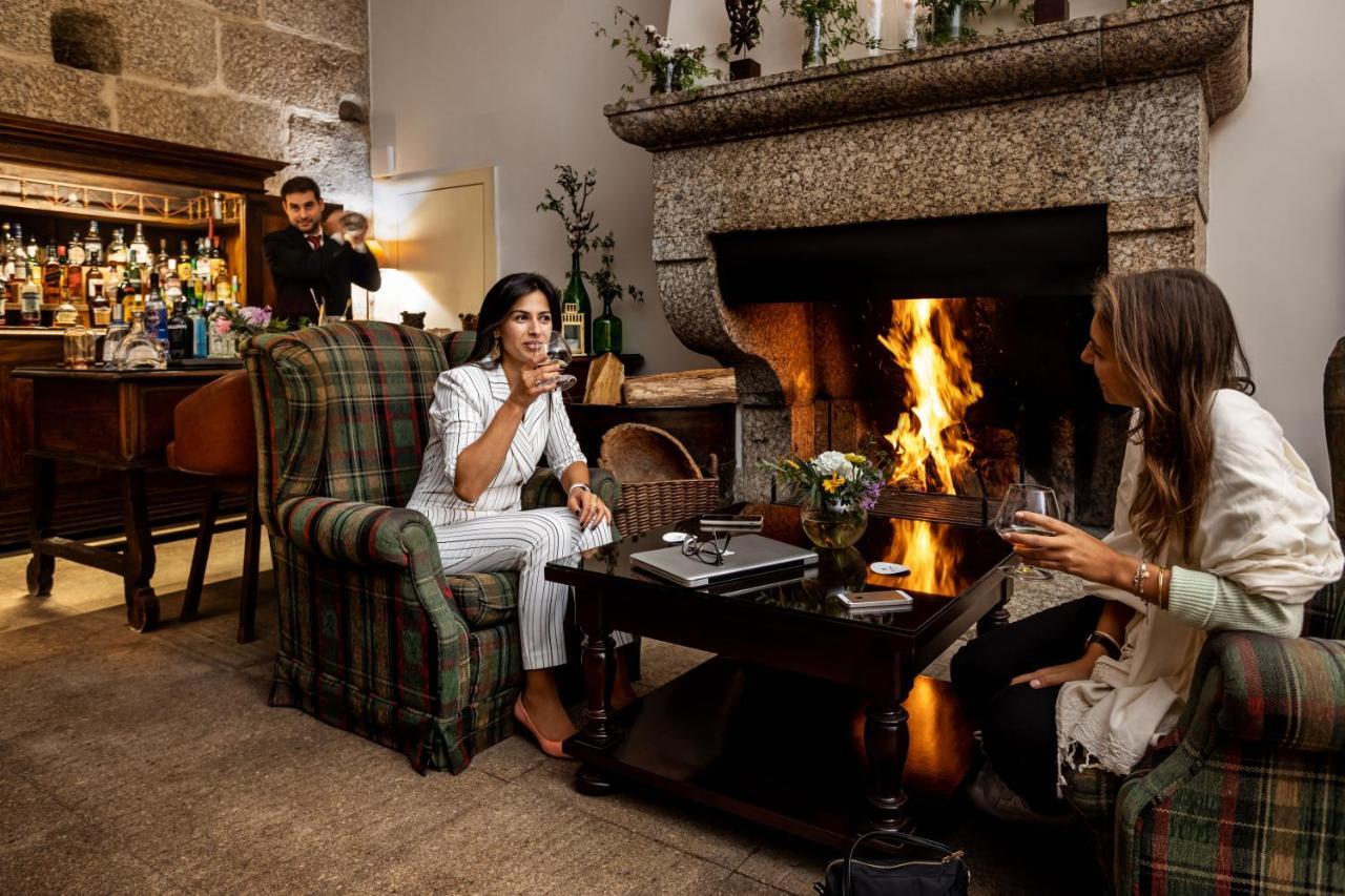 โปอูซาดา มอสเตอิโร เดอ กิมาราเอส- โมนิวเมนต์ โฮเต็ล Hotel กิมาไรส์ ภายนอก รูปภาพ The fireplace in the bar