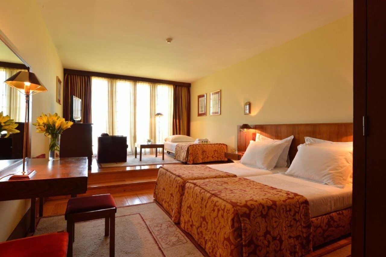 โปอูซาดา มอสเตอิโร เดอ กิมาราเอส- โมนิวเมนต์ โฮเต็ล Hotel กิมาไรส์ ภายนอก รูปภาพ A room at the hotel