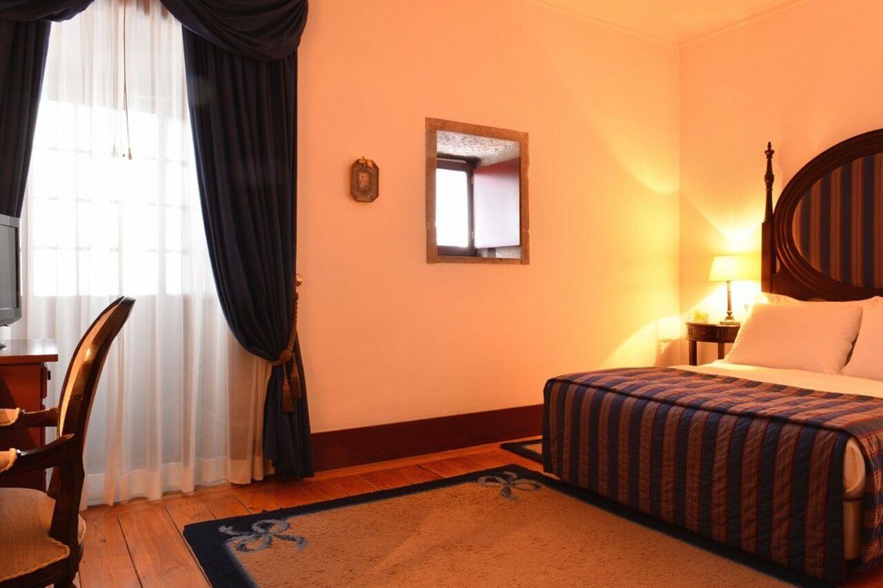 โปอูซาดา มอสเตอิโร เดอ กิมาราเอส- โมนิวเมนต์ โฮเต็ล Hotel กิมาไรส์ ภายนอก รูปภาพ A room at the hotel